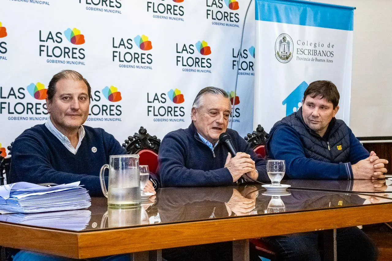 Familias de Las Flores recibieron sus escrituras.