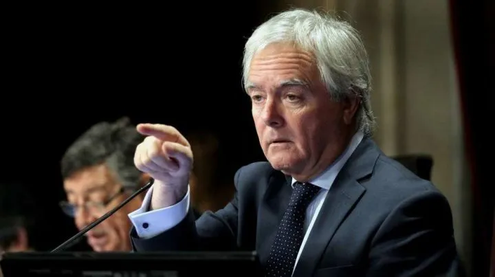 Pinedo dice que CFK le hizo peor al país que Menem