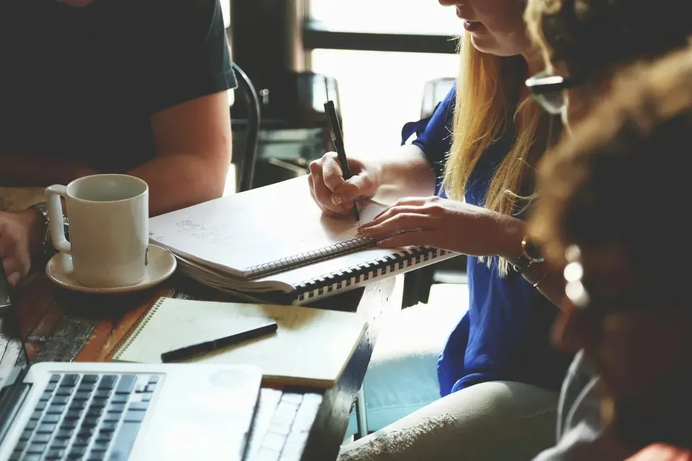 Jóvenes, empleo y tecnología: la Provincia refuerza políticas frente al ajuste de Milei.
