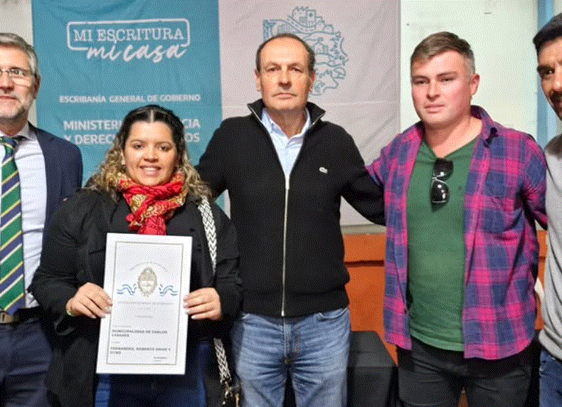 Familias de Casares recibieron su escritura.