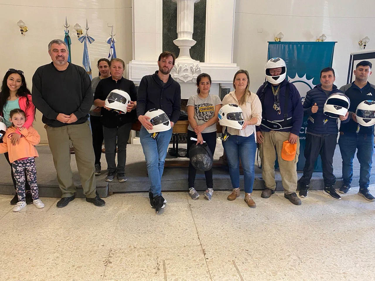 Entrega de cascos en Suipacha.