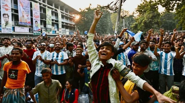Miles de bangladesíes festejaron nuestra victoria