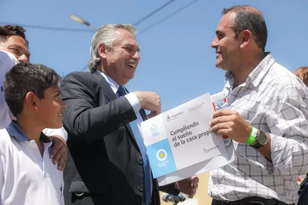 "Llevamos entregadas 40 mil viviendas en todos los lugares del país, y las viviendas llegan más allá de quienes gobiernan", dijo el Presidente