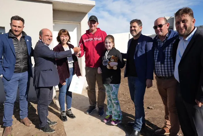 Entrega de 27 viviendas a vecinos de Santa Trinidad, Coronel Suárez
