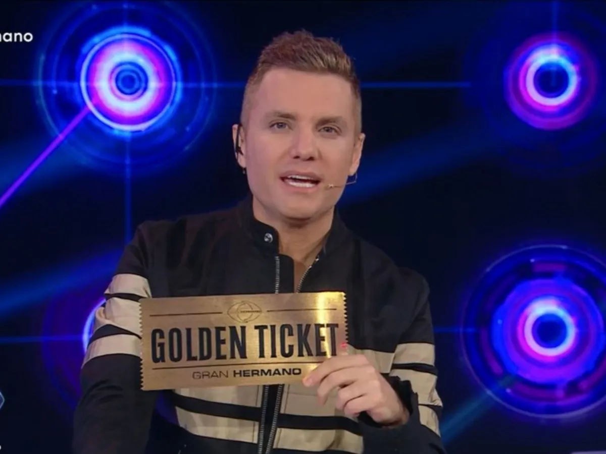 Santiago del Moro con el Golden Ticket de Gran Hermano