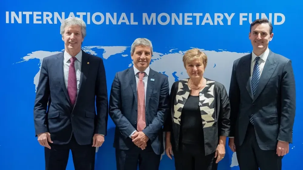El Gobierno sostiene el ajuste: tarifas bajo presión y peores pronósticos del FMI.