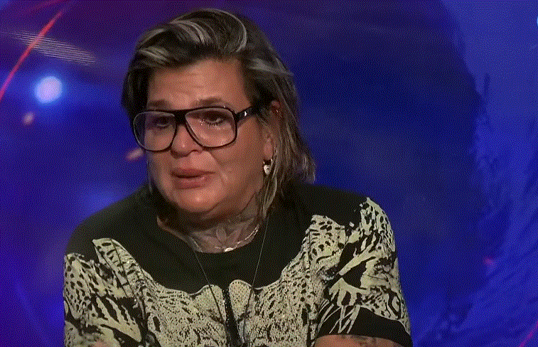 Sandra estalló en llanto en el confesionario por los cigarrillos.