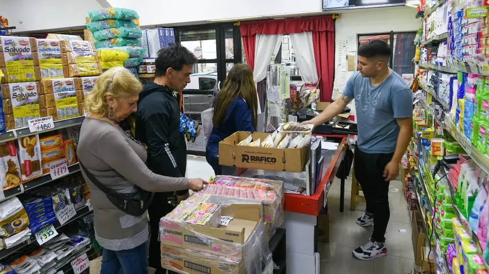 Dentro de los servicios, la rama más importante es el comercio (17,7% del empleo total, equivalente a 3,9 millones de pu