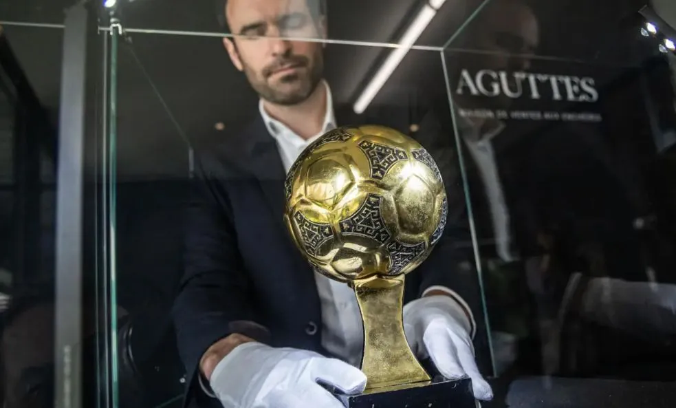 El Balón de Oro de Maradona busca comprador