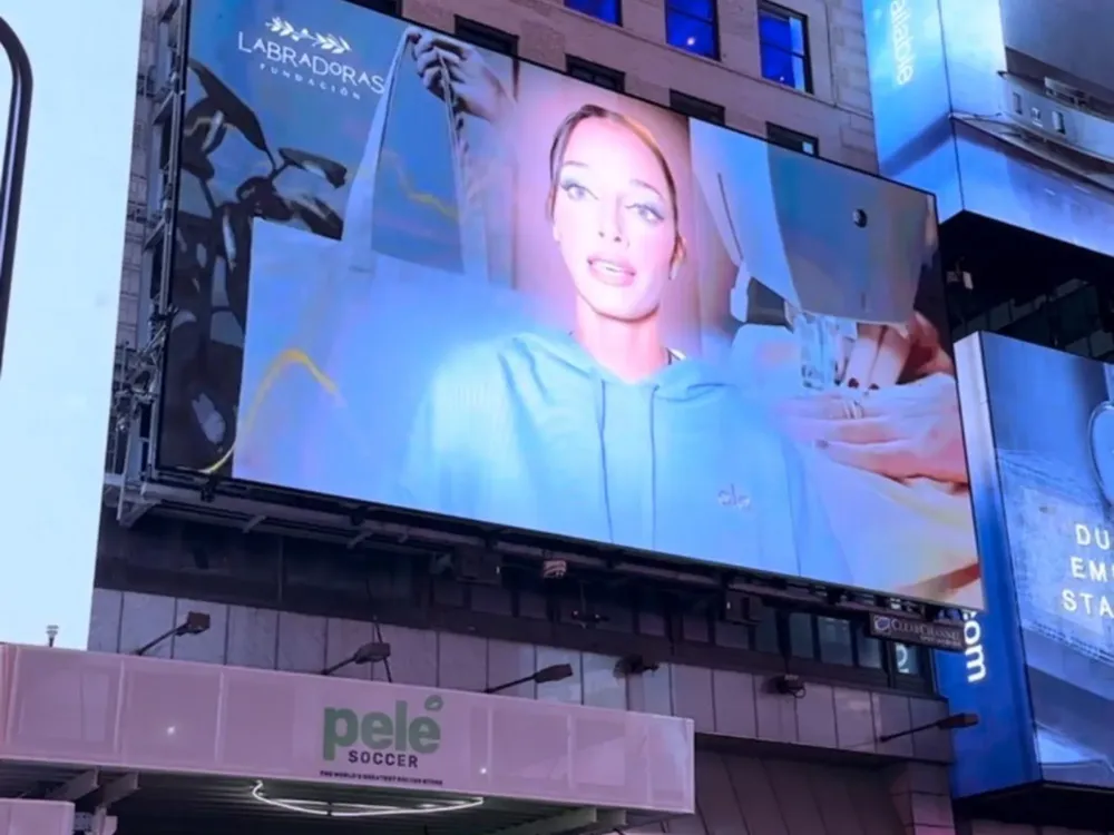 Oriana Sabatini sorprende en Times Square con mensaje ecológico