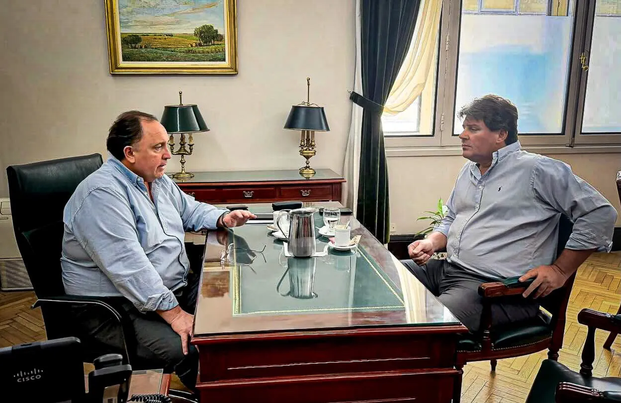 El nuevo director del Banco Provincia, Javier Osuna, formalizó el compromiso para la reapertura del Frigorífico Regional