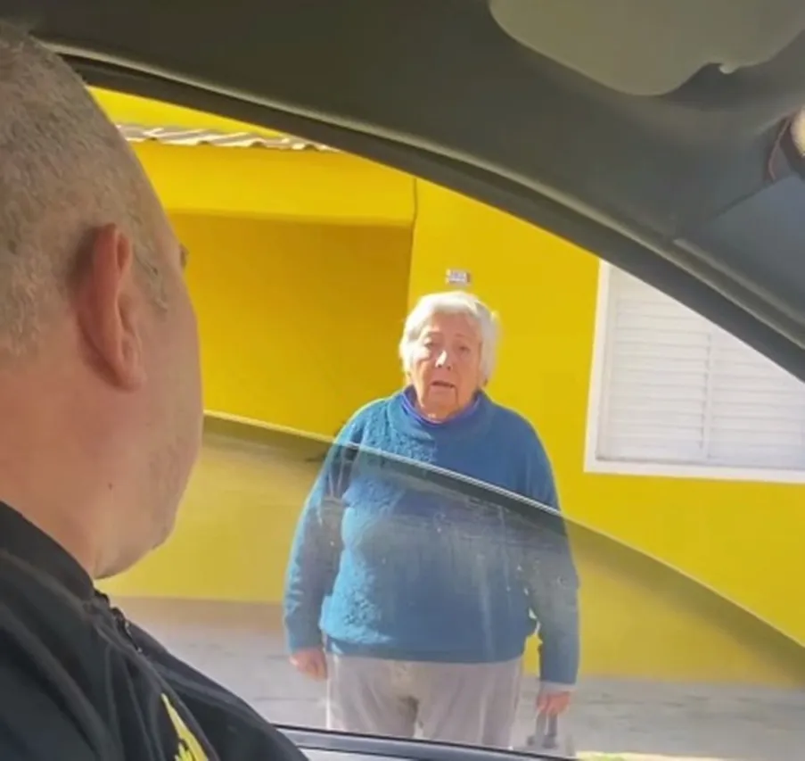 Padre e hija sorprenden a la abuela con una divertida broma