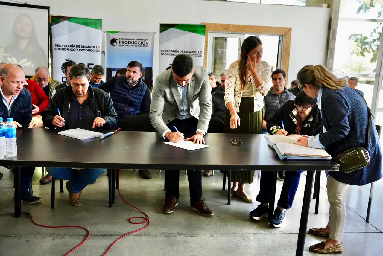 Egüen firmó el convenio de creación del Nuevo Sector Industrial de 25 de Mayo 2