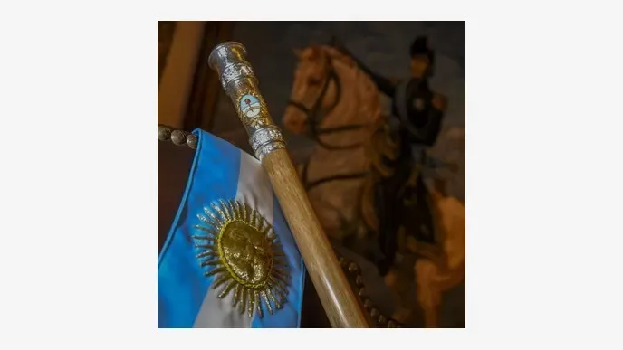 Pallarols visitó Casa Rosada y entregó el bastón presidencial que usará Milei