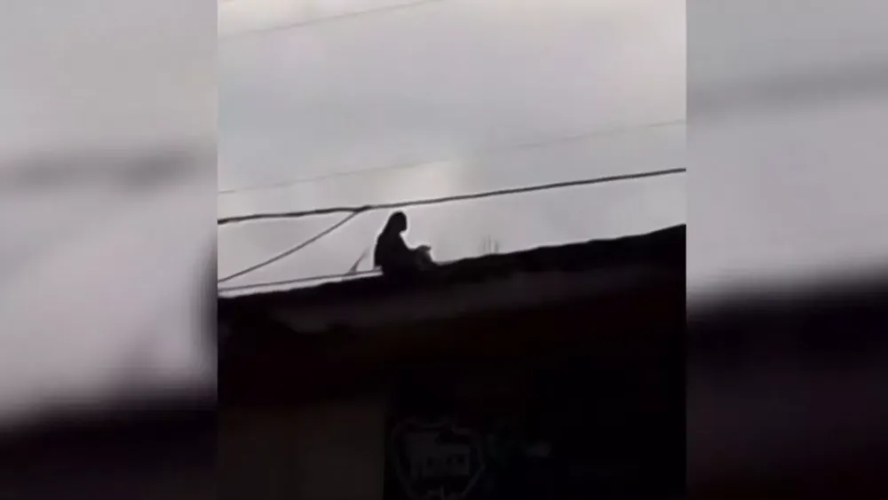Espeluznante: Vecinos captaron una “bruja” corriendo por los techos del barrio ¡Hay video!