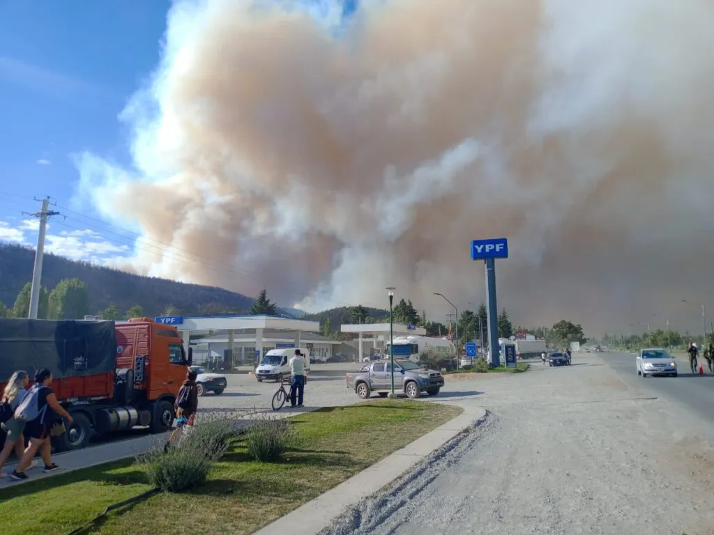 Incendios descontrolados en El Bolsón: "Se está quemando todo, estamos en caos total"
