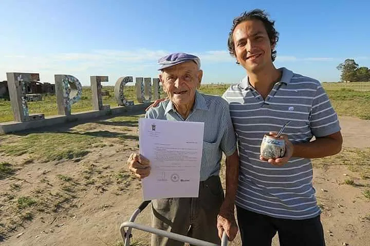 Javier Andres junto a Don Pablo, en su pueblo, Epecuén.
