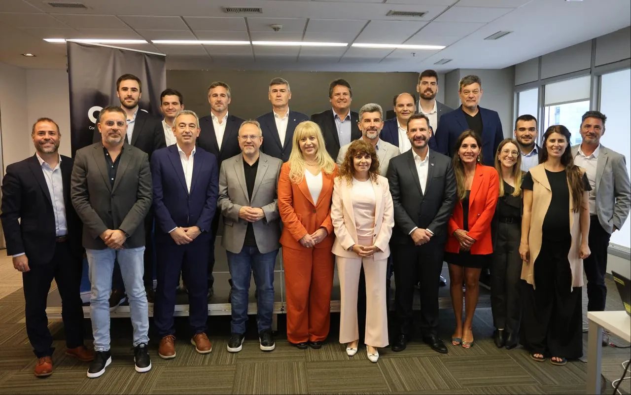 Escobar fortalece su agenda digital