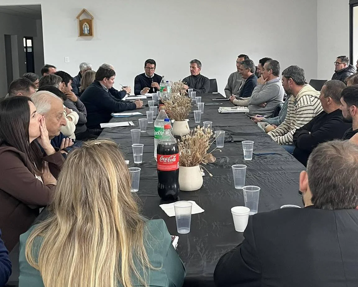El subsecretario bonaerense de Deportes Cristian Cardozo y representantes de distintos municipios.
