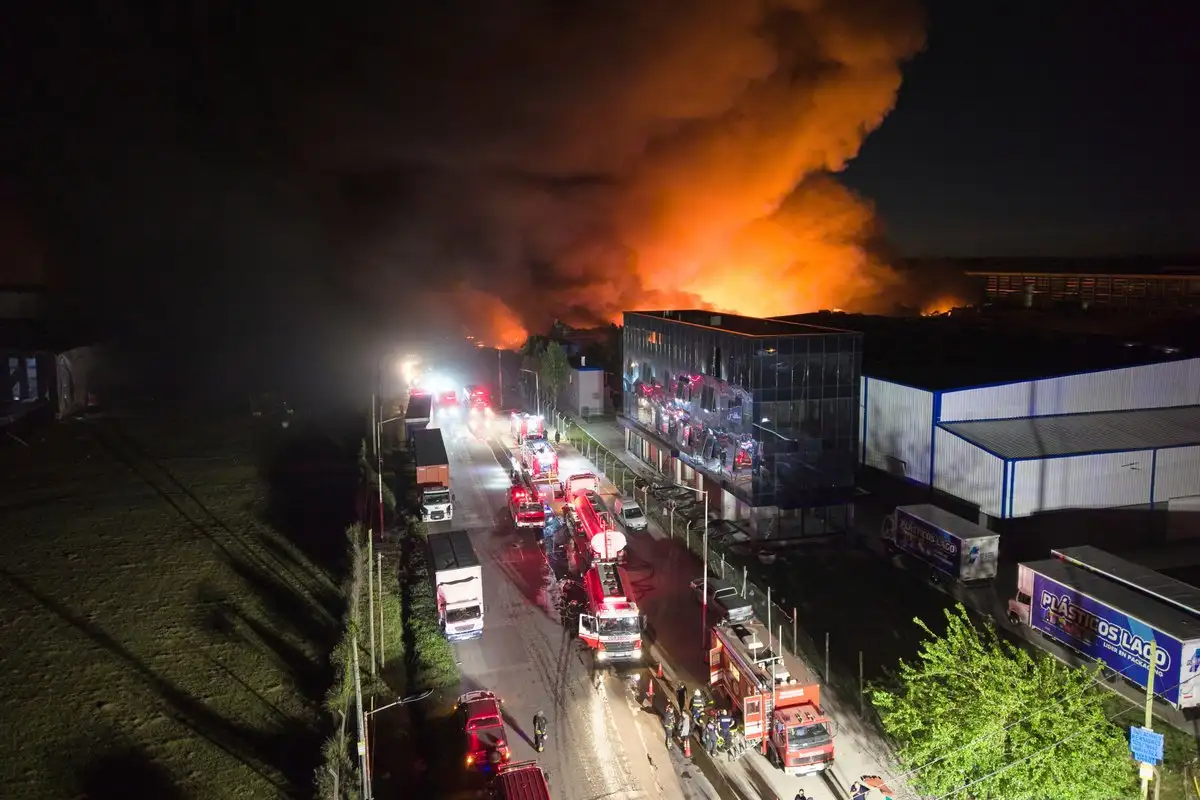 Ezeiza bajo alarma por explosión y nube tóxica Ezeiza bajo alarma por explosión y nube tóxica