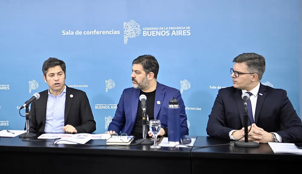 El gobernador Axel Kicillof, junto a Carlos Bianco y Santiago Pérez Teruel.