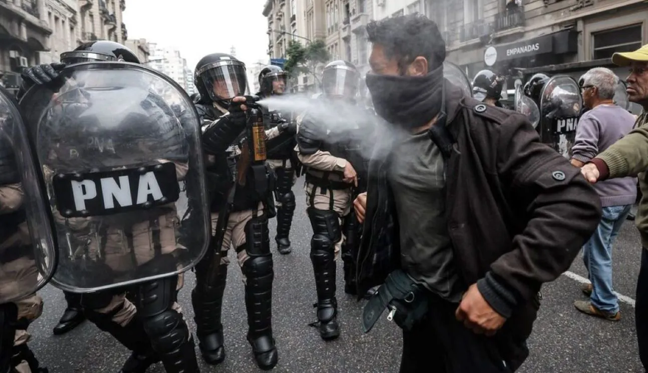 Represión durante la protesta por la Ley Bases