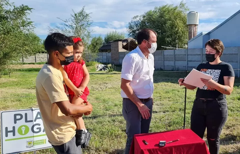 Intendente Reynoso: “Estamos muy contentos de que el Programa Hogar continúe cumpliendo sueños”