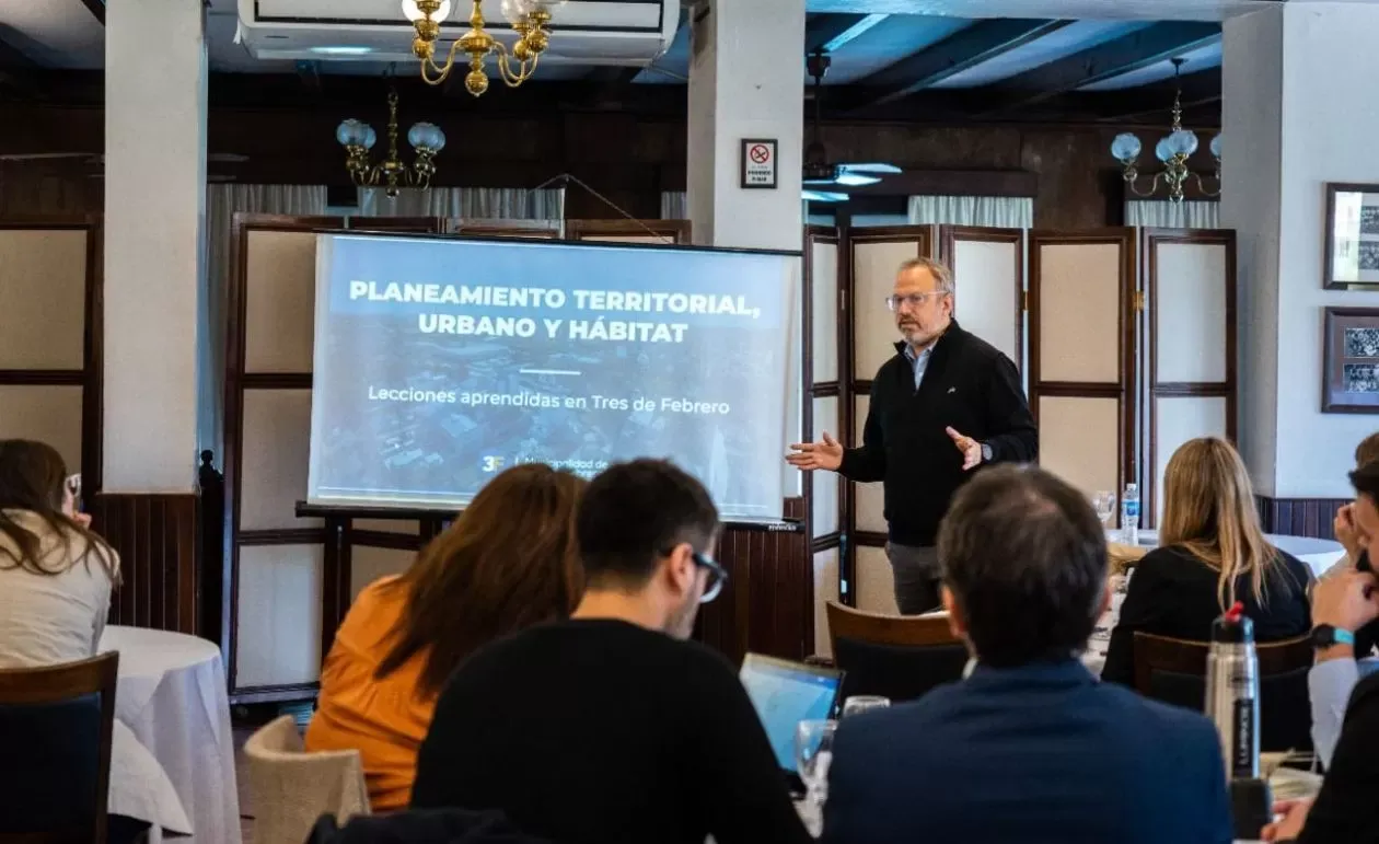 Valenzuela dio una clase en la escuela de intendentes de Macri