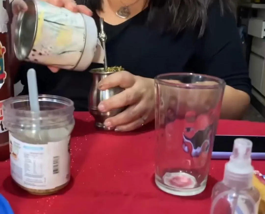 Mate "modo pantano": la broma viral para los que ceban tibio, lavado y dulce