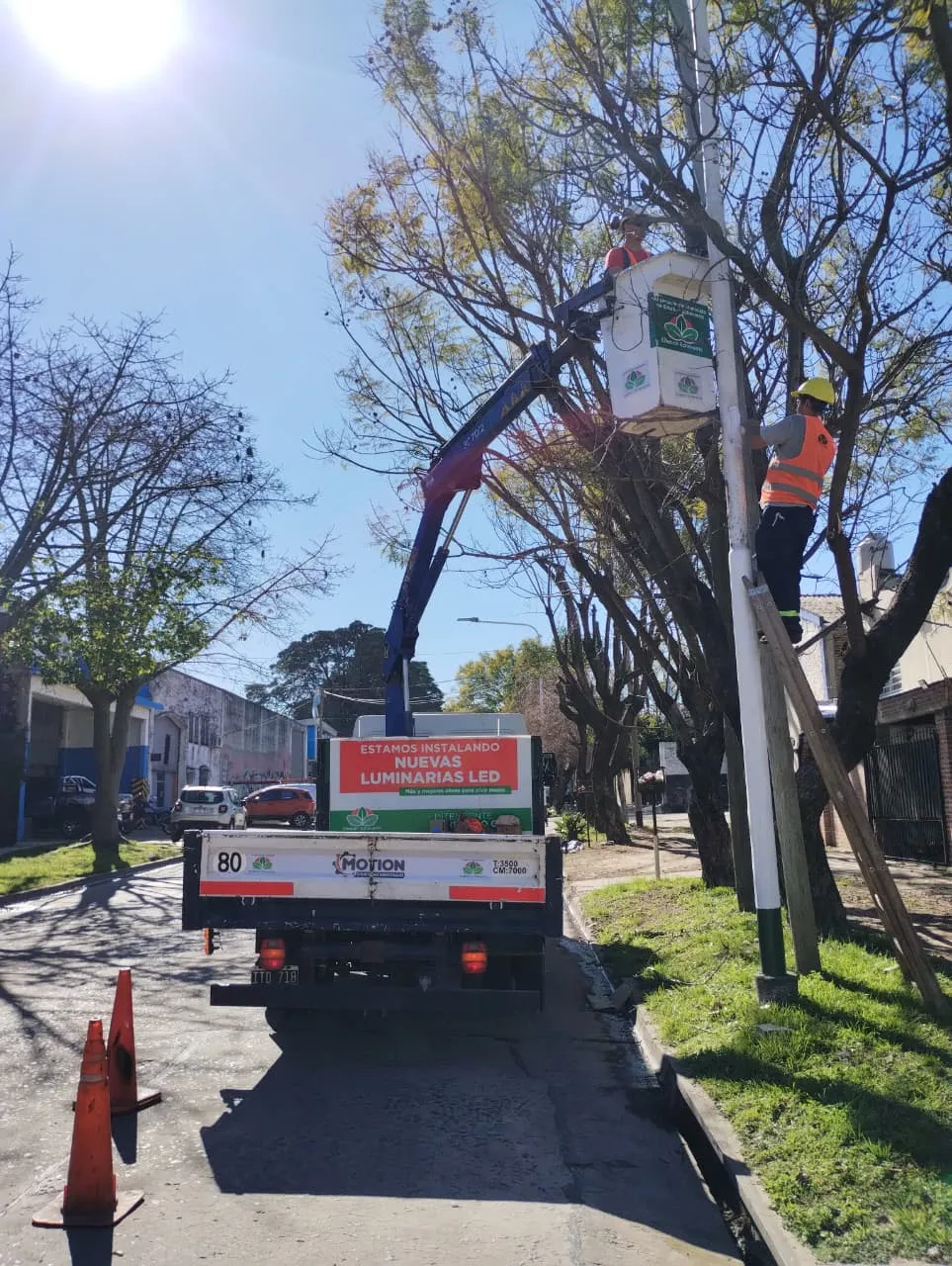 LUIS GUILLÓN CONTINÚA LA INSTALACIÓN DE LUMINARIAS LED
