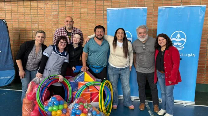 Se realizó una importante entrega de materiales deportivos, didácticos y administrativos a las instituciones educativas