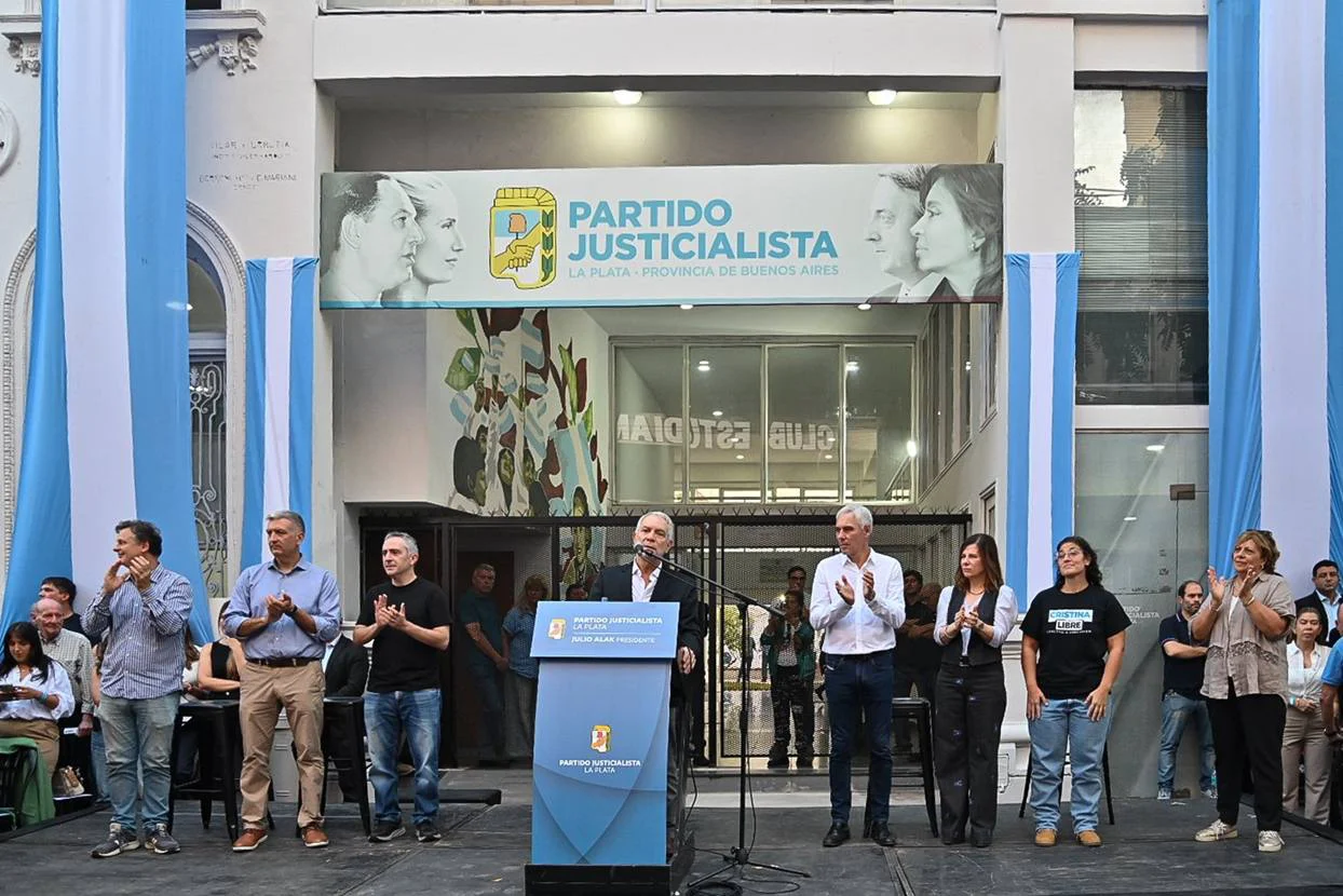 “Está para más”, dijo Larroque durante el acto de asunción de Alak al frente del PJ platense.