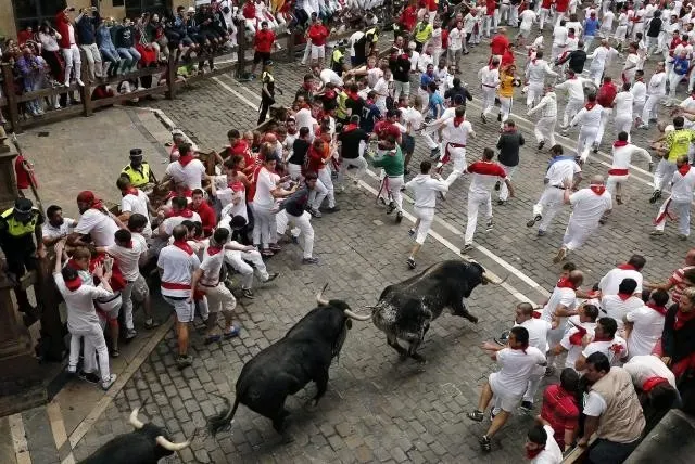 Tres heridos por corneadas tras quinto encierro de toros por festejos de San Fermin