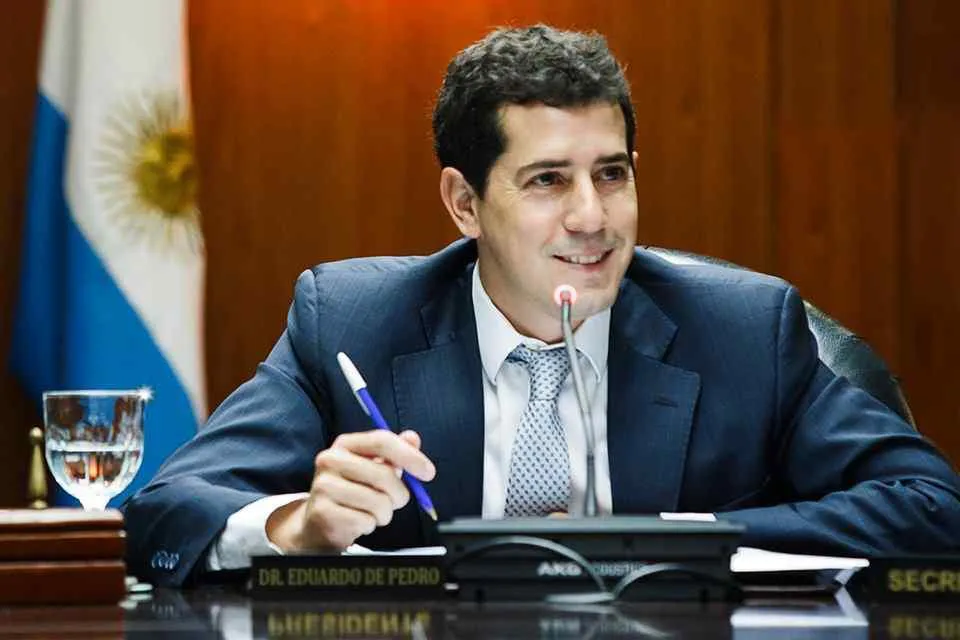 De Pedro presenta un proyecto para promover el desarrollo en conocimiento cientifico