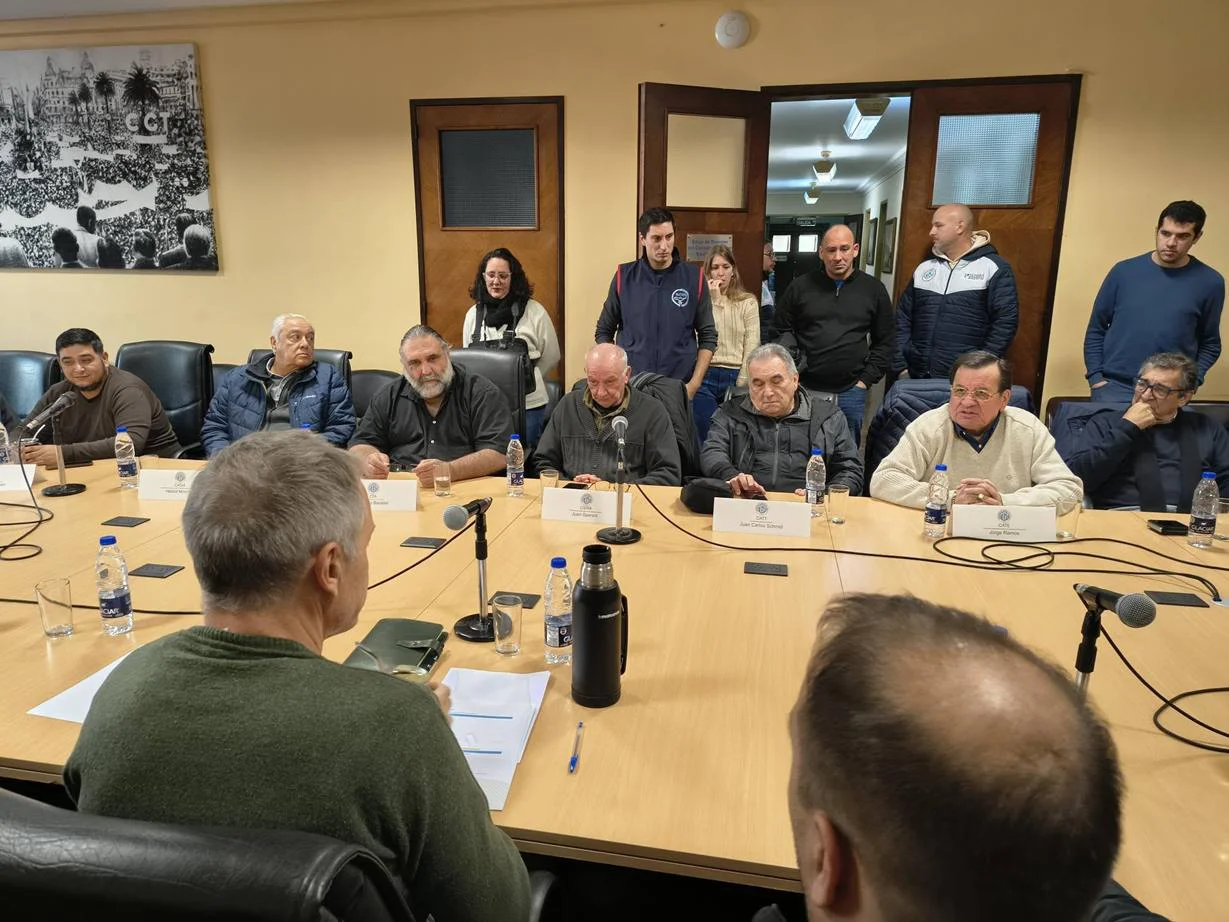 La CGT, las CTA y la UTEP consolidan un frente común con el paro general en debate.