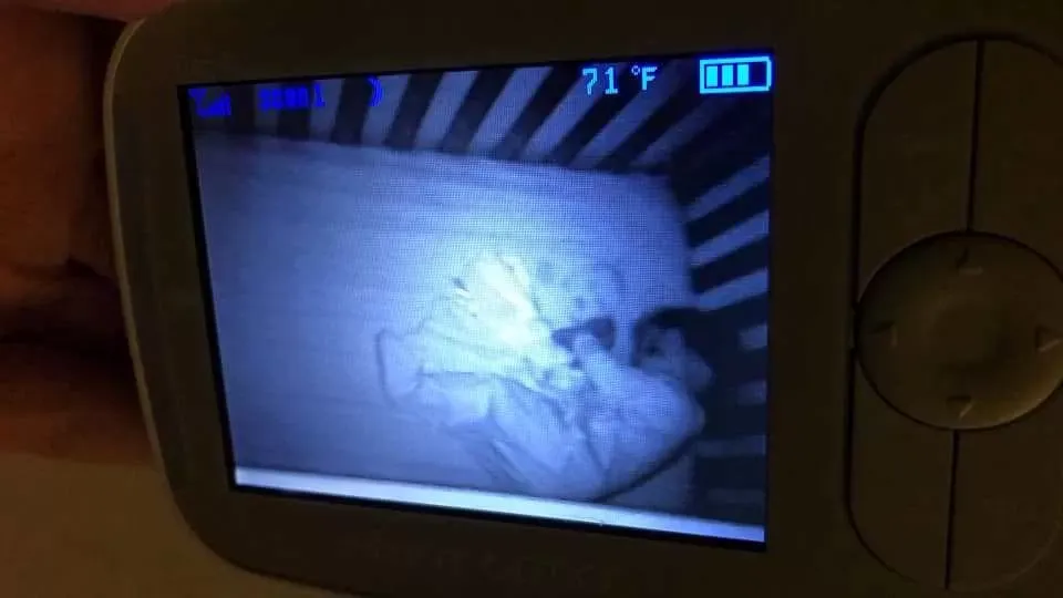 Espeluznante: El fantasma de un bebé apareció en la cuna de su hijo, ¡Mirá la foto!