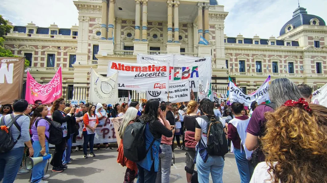 Docentes de SUTEBA Multicolor, integrantes de AMPBA, residentes y becarios de la salud confluyeron frente a Gobernación.