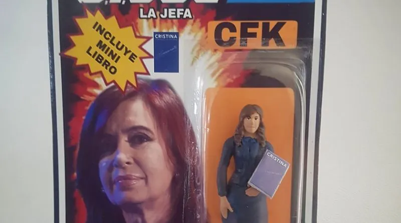 Florencio Varela: Fabrican la muñeca de CFK “La Jefa” e incluye hasta su libro