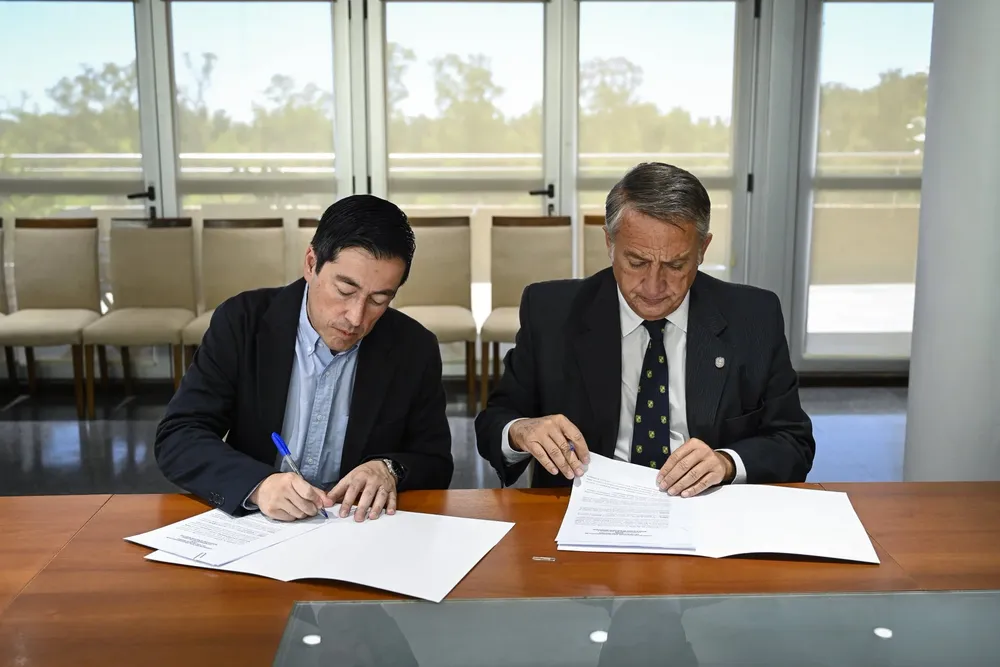 Nardini Leo durante la firma con la Universidad del Salvador