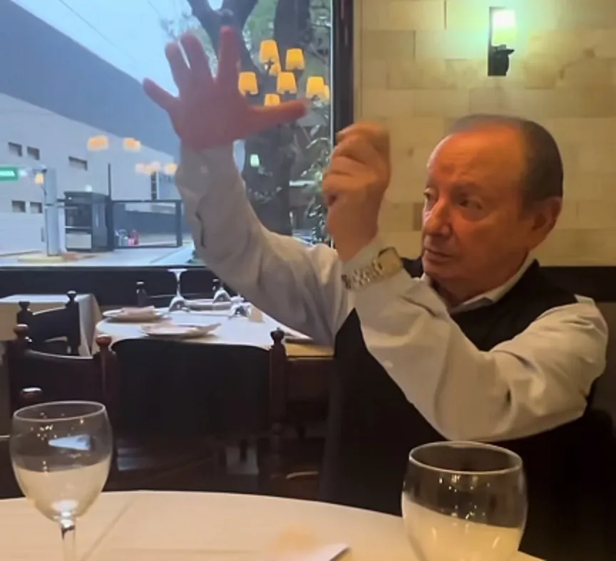 El abuelo Coqui enseña sus mejores frases para pedir la cuenta