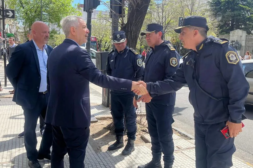 Julio Alak y policias