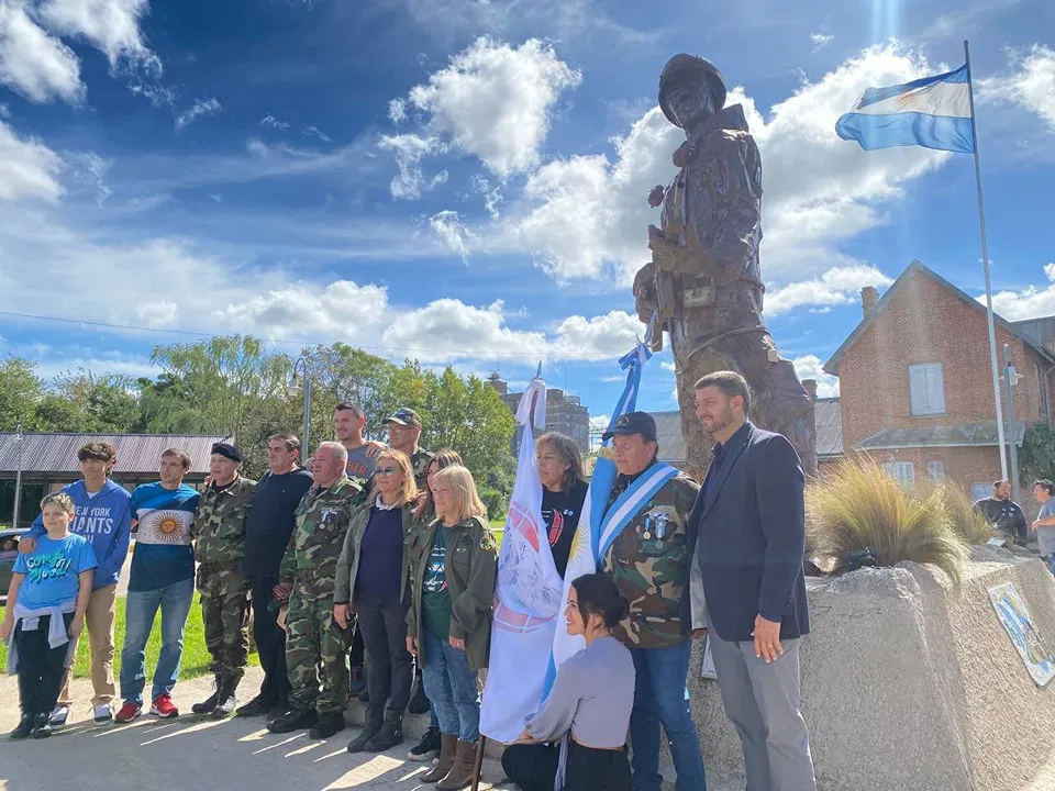Nanni junto a veteranos de Malvinas.