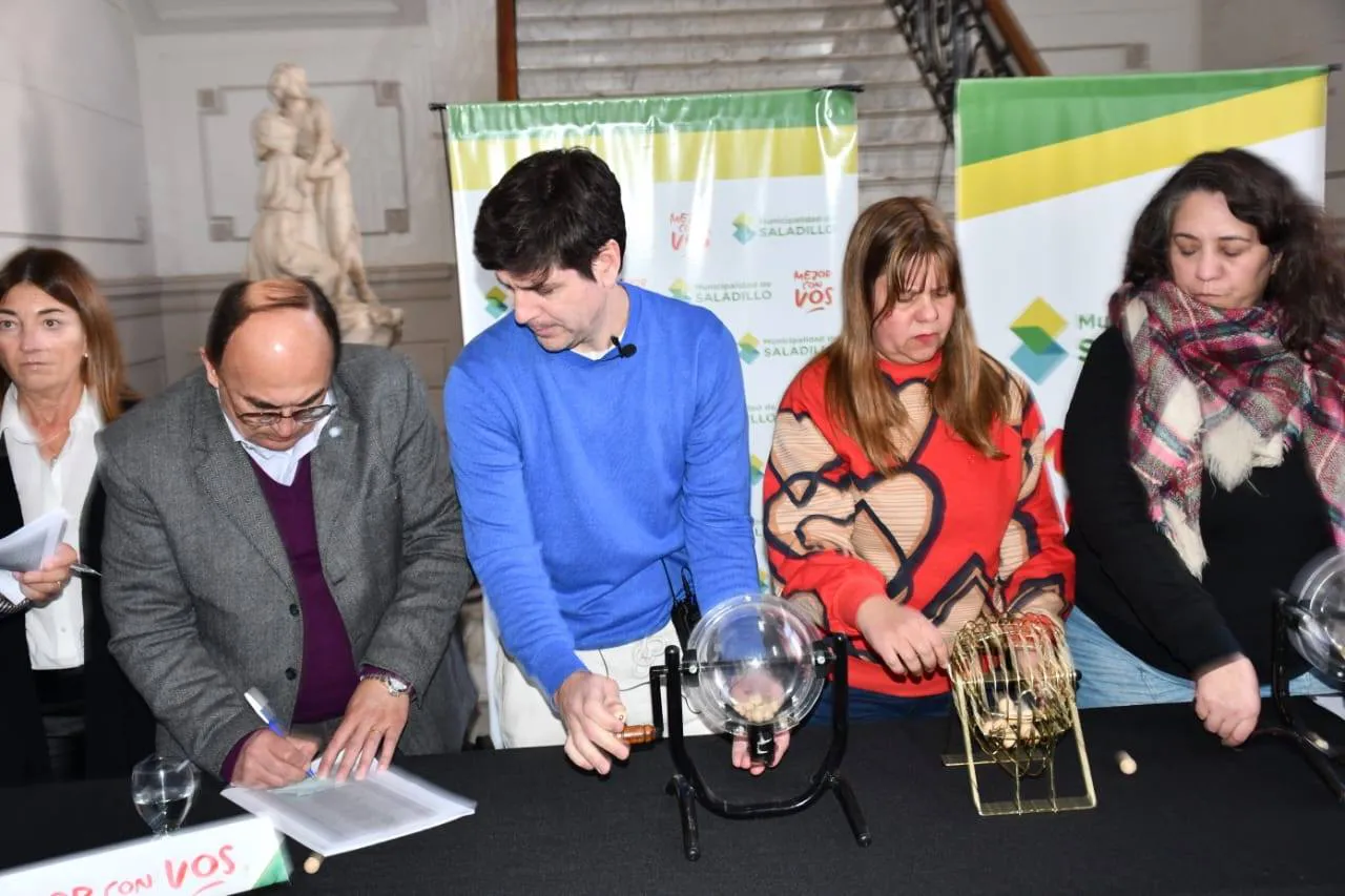 Salomón encabezó sorteo de viviendas 2