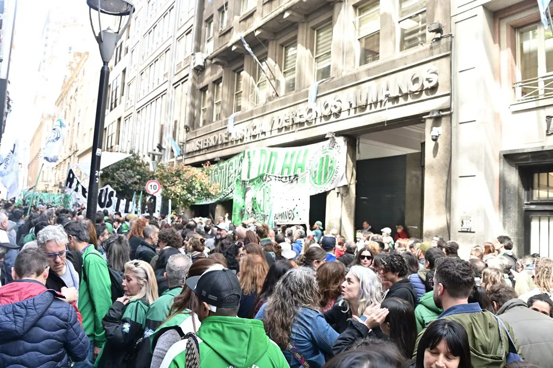 Estatales resisten despidos masivos en el Ministerio de Justicia