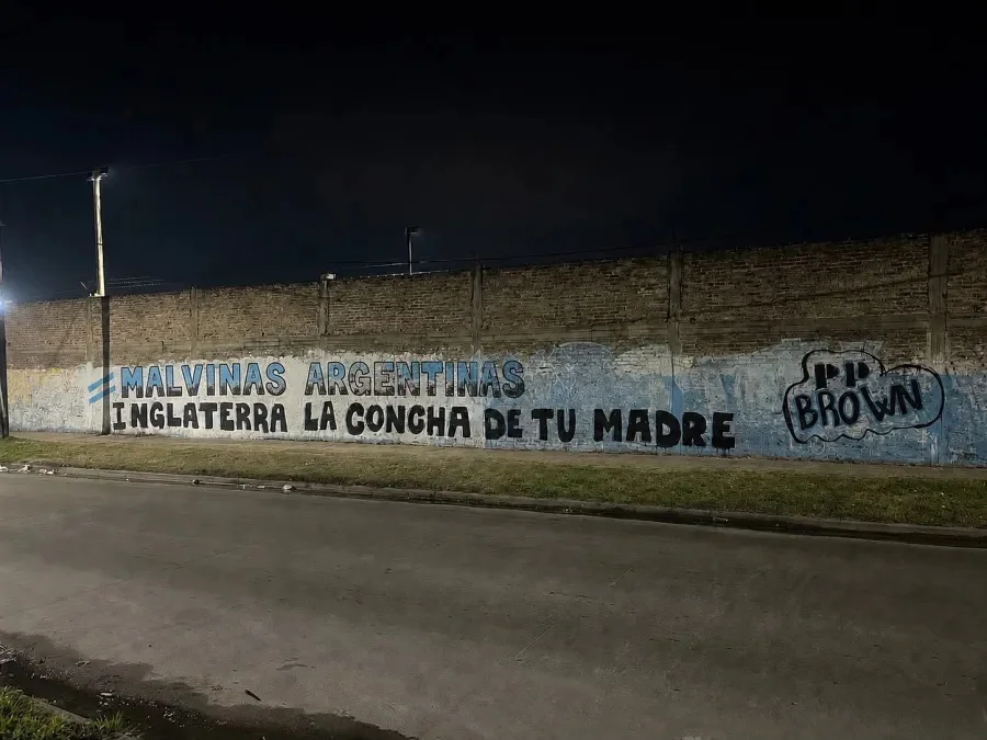 Durante la madrugada aparecieron altares, banderas y consignas en distintos puntos del AMBA.