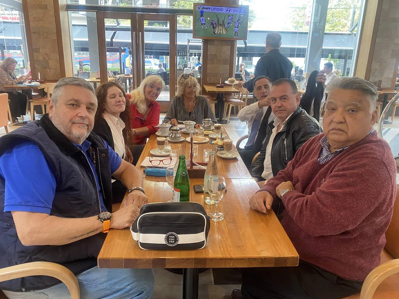 Nuevo País: pintadas, recorridas y una fuerte crítica a Milei