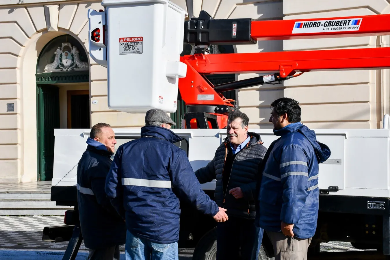 Barenghi presentó un hidroelevador y un camión hidrogrúa
