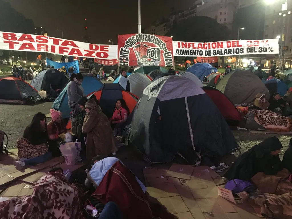 Acampe contra el aumento de tarifas y el FMI