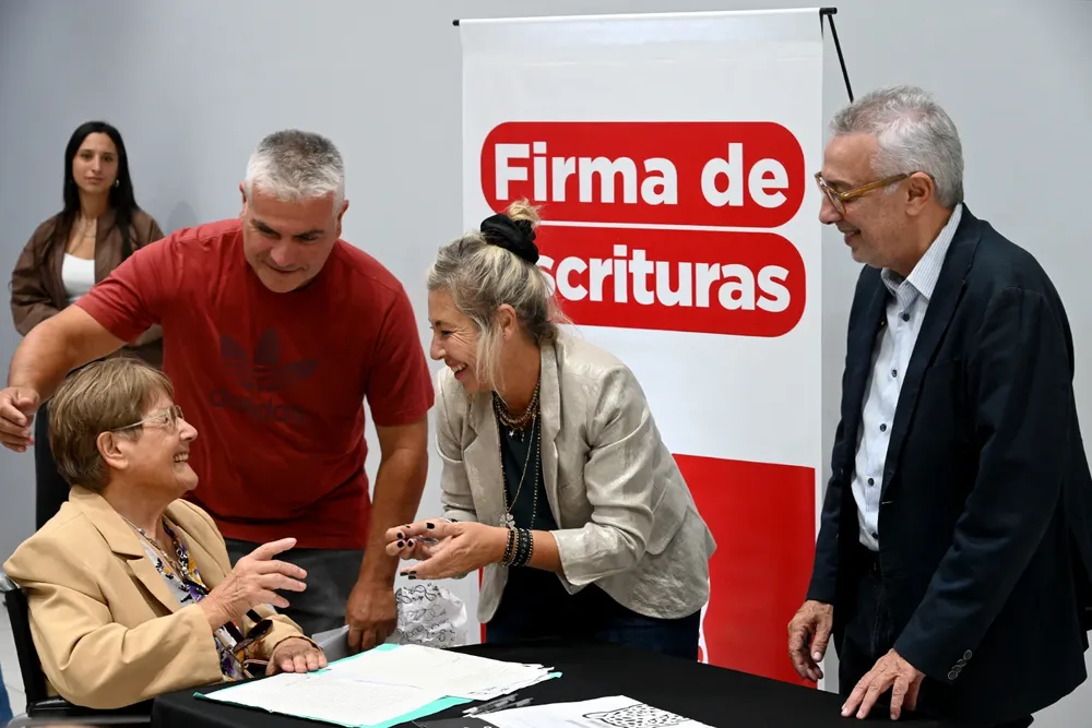 Zamora acompañó a 40 familias de Tigre en una nueva firma de escrituras