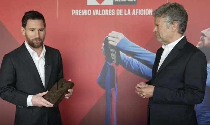 Messi fue premiado por los hinchas del Barcelona.